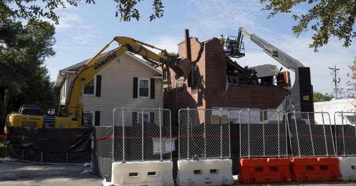 King Street building starts demolition in Charleston, SC