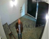 Videos y chats comprometedores. Spagnuolo aparece saliendo con una mochila de la casa de un operador de los laboratorios