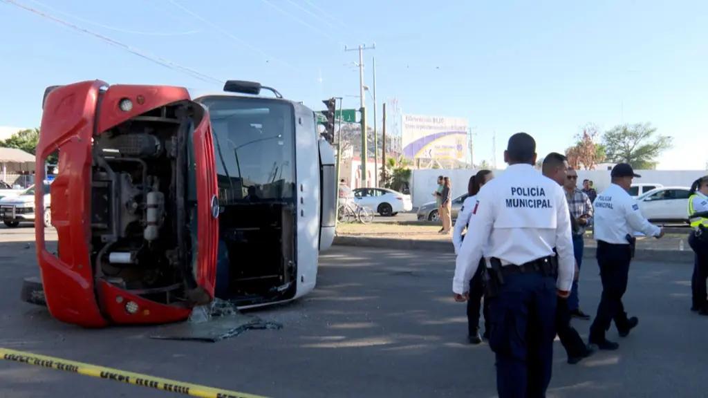 Chocan Camiones Urbanos en Hermosillo; Uno de Ellos Terminó Volcado