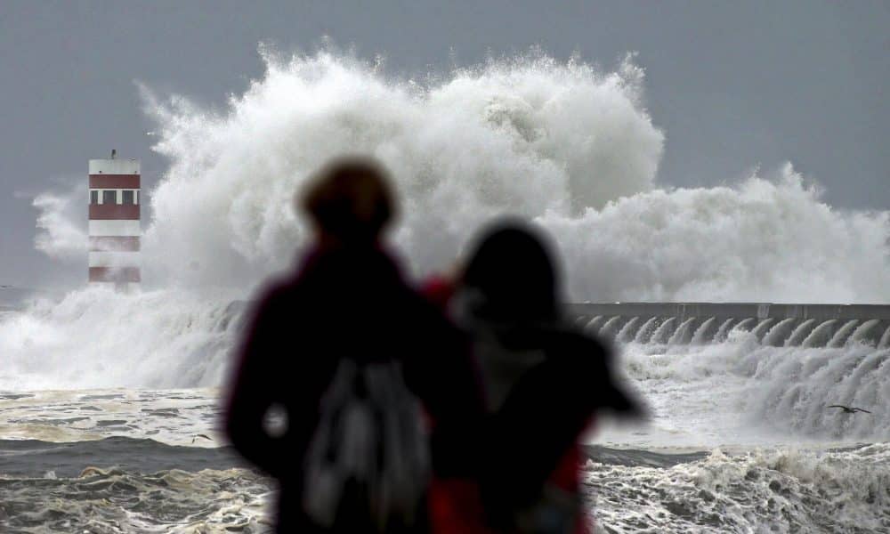 Portugal bajo aviso por las fuertes lluvias, vientos y oleaje intenso