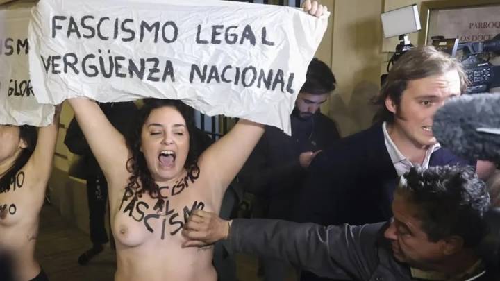 La Policía detiene al presunto agresor de dos activistas de Femen en un acto por Franco