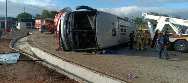 Al menos tres muertos y 15 heridos deja accidente de un autobús