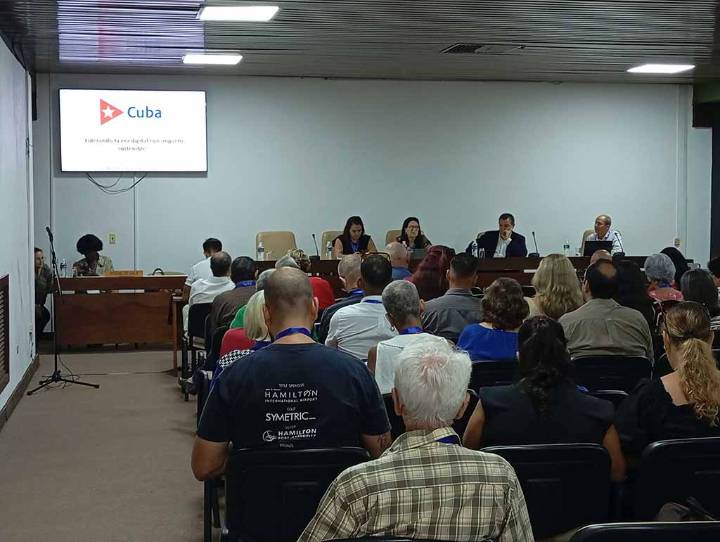 Empresa cubana debate sobre economía y tecnología en Ibergecyt 2025