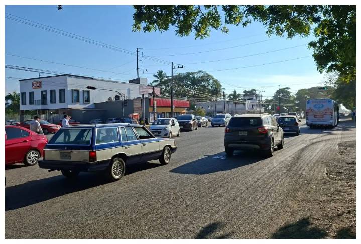 Reabren parcialmente la carretera estatal 544 tras incendio en Bodega Aurrerá en Puerto Vallarta