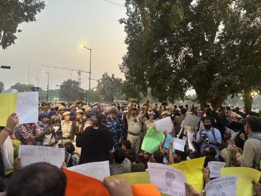 [Watch] Clean Air Is Our Right: Protesters Detained In Delhi Amid Air Pollution Crisis