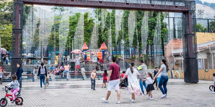 Tras 15 años apagada, Medellín rehabilitará la pantalla de agua del parque Bicentenario