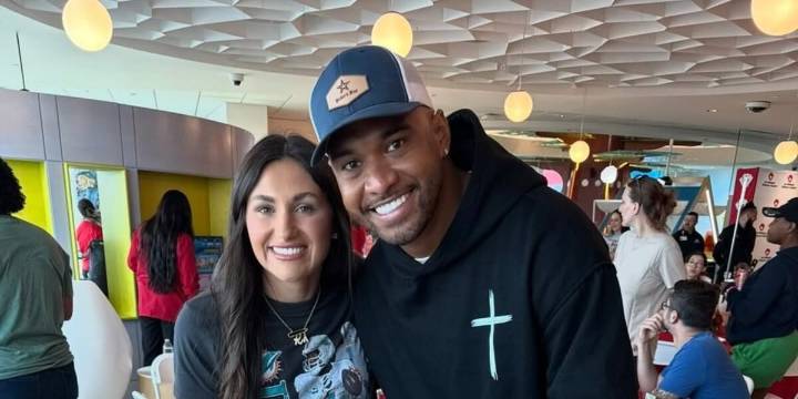 Hawaii’s Tagovailoa brings holiday cheer to children’s hospital