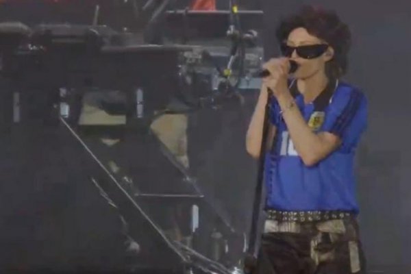 Furor en las redes por la cantante de Linkin Park que homenajeó a Maradona en pleno show