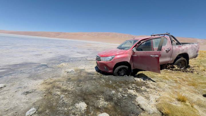 Los abandonaron en el desierto: Recuperan camioneta y equipos de telecomunicaciones avaluados en $105 millones en Antofagasta
