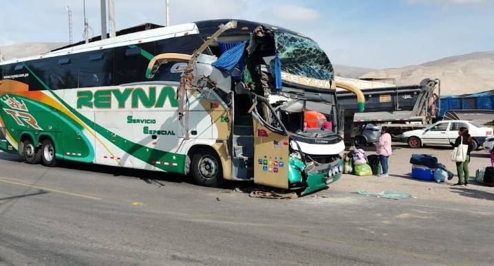 Arequipa: Choque frontal entre bus y volquete deja dos heridos