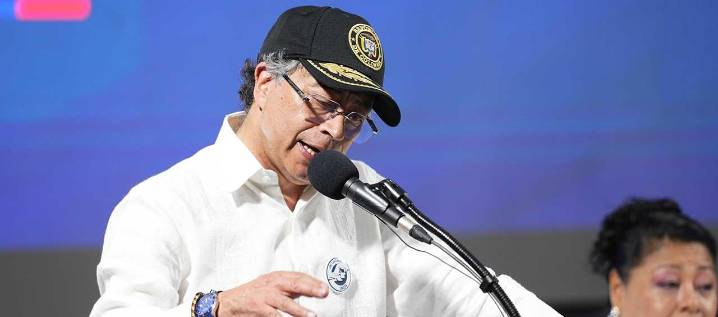 “Si me quiere poner la pijama naranja, inténtelo”: Petro a Trump