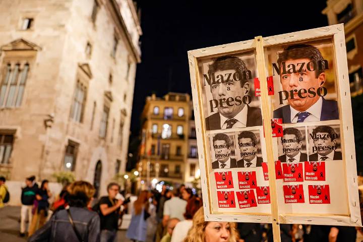 Las víctimas de la dana se concentran ante el Palau de la Generalitat para presionar a Mazón y que dimita: "Solo así empezaremos el duelo"