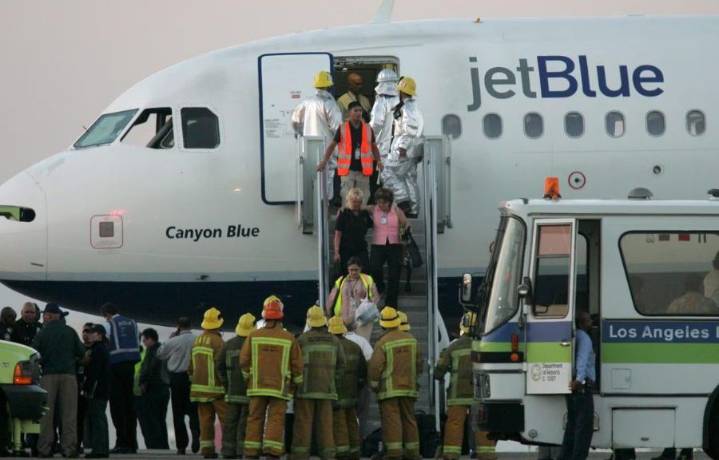 Seis mexicanos iban en el vuelo de JetBlue que aterrizó de emergencia en Florida