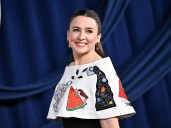 Ms. Rachel apareció en una alfombra roja con un vestido hecho de dibujos de niños de Gaza