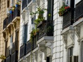 A cuadras del Palacio Barolo, la única calle en espejo de todo Buenos Aires