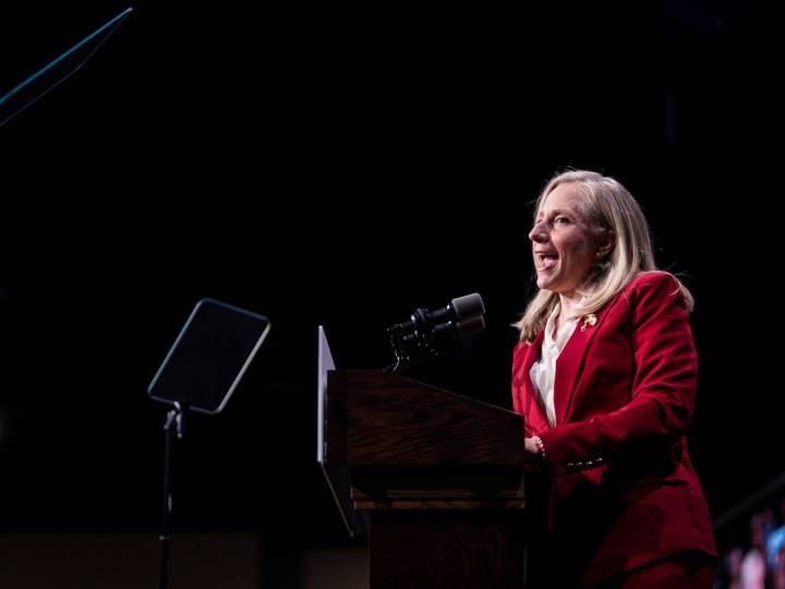 Quién es Abigail Spanberger: de agente de la CIA a primera gobernadora mujer de Virginia