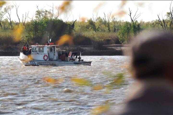 Buscan a un adolescente que desapareció en el río Paraná