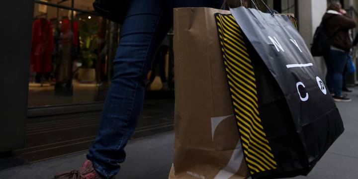 Commonwealth holiday spending dips despite robust economic numbers, according to new poll