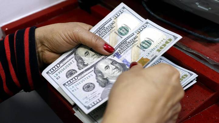 El peso colombiano se fortalece frente al dólar y baja de 3.700 pesos por primera vez desde el 2022