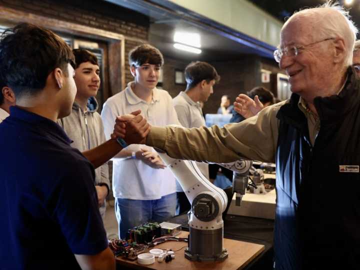 Diez mil personas en la fiesta de fin de año de Ternium: el brazo robótico que premió Paolo Rocca