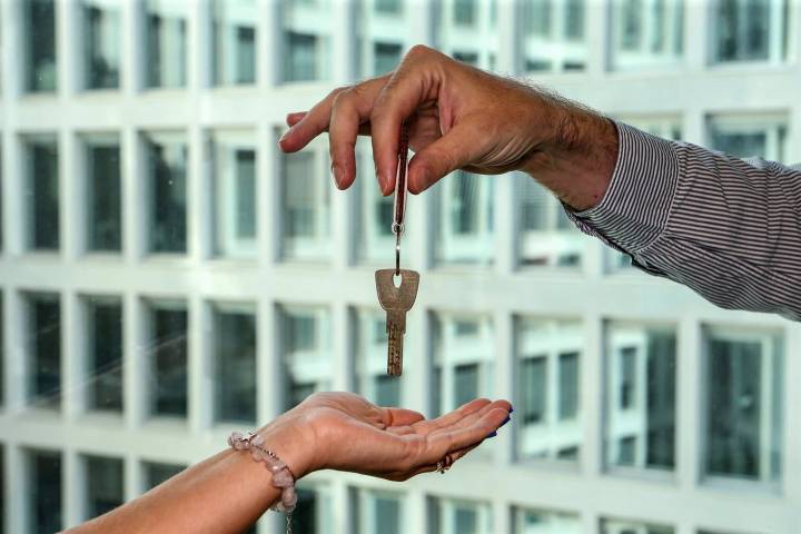 Ochenta jóvenes de Alicante recibirán ayudas de la Generalitat para comprar vivienda en municipios pequeños