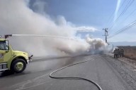 Tráiler termina envuelto en llamas al poncharse neumático y perder el control, en el libramiento OFT