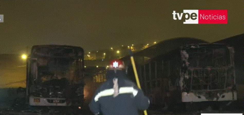 Puente Piedra: incendio consume cinco buses de empresa de transportes y deja pérdidas millonarias