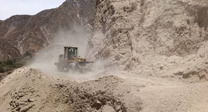 Arequipa: Habilitan trocha carrozable en Chichas, tras derrumbe de cerro (VIDEO)