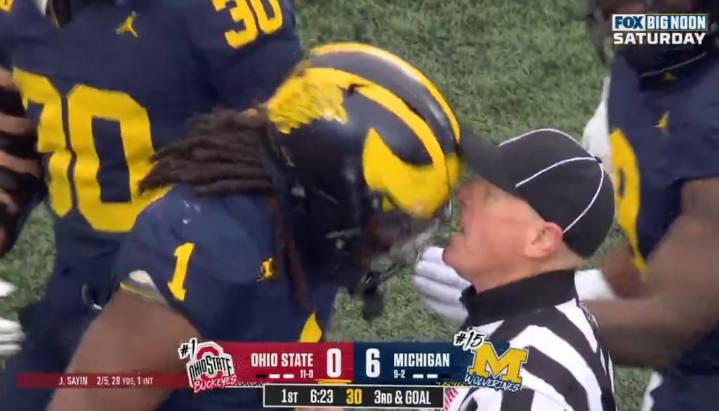 Michigan's Jaishawn Barham  appears to headbutt ref -- but is not ejected from Ohio State clash