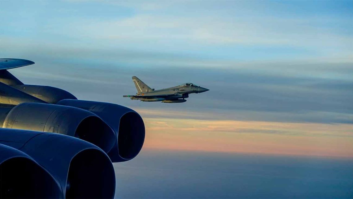 Tres bombarderos B-52H de la Fuerza Aérea de EE.UU se despliegan en la Base Aérea de Morón, España