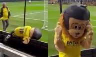 No podía mantenerse de pie: expulsan a la mascota de un equipo de fútbol por presentarse ebria e increpar a hinchas