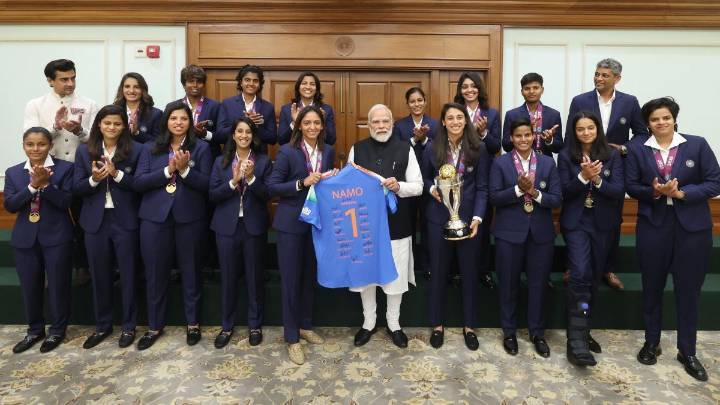 PM Modi meets India’s women cricket team after historic win