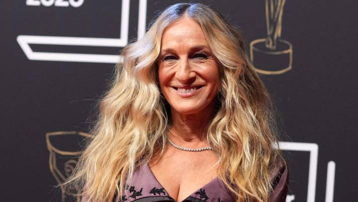 ¿Llevar la cartera abierta es tendencia? Sarah Jessica Parker dice que sí, con un modelo Fendi con lentejuelas