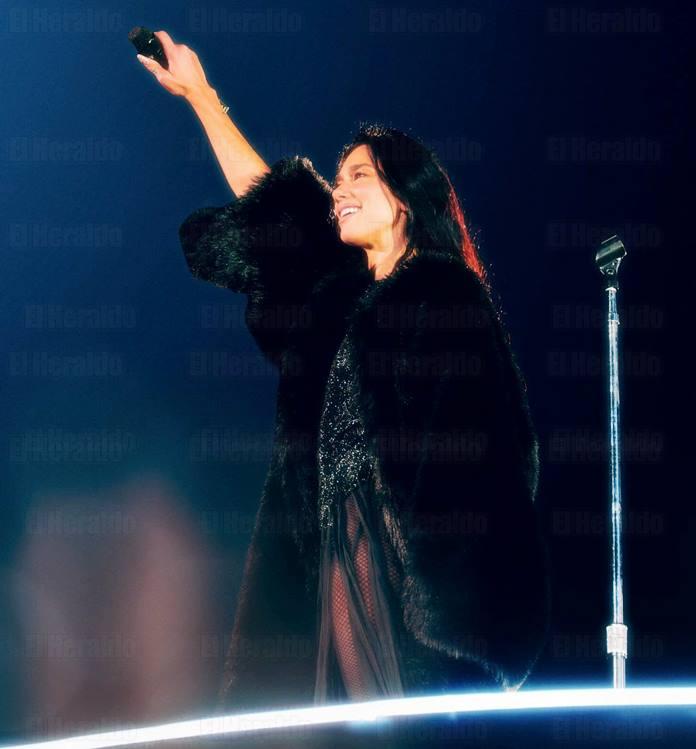 Dua Lipa homenajea a Shakira