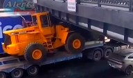 Tráiler con retroexcavadora queda atascado bajo el puente Balta
