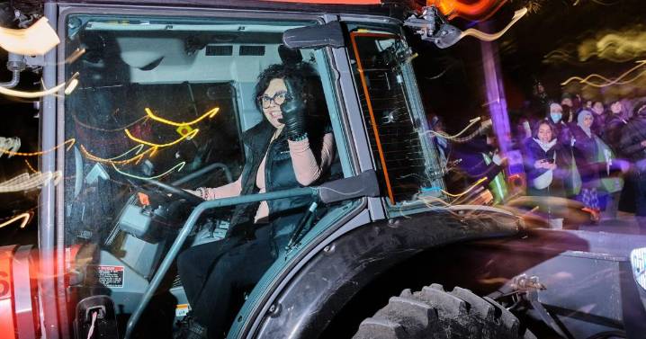 Toronto probing after snowplow drives through protesters