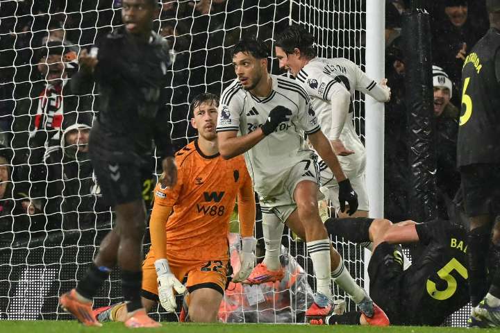 Raúl Jiménez anota el gol del triunfo 1-0 del Fulham ante el Sunderland