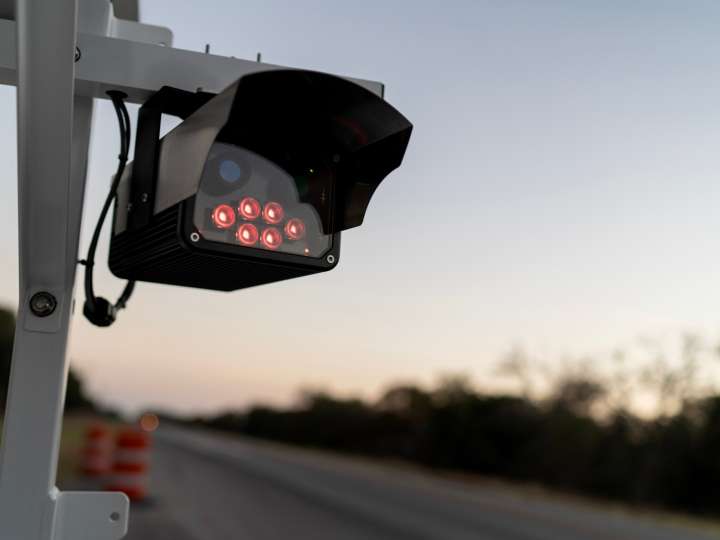 Así es el plan secreto de la policía fronteriza de Estados Unidos que utiliza cámaras ocultas para observar y detener a conductores "sospechosos"