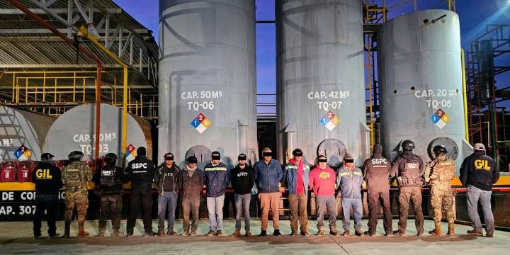 Caen 8 personas en empresa fachada dedicada al huachicol en Veracruz: aseguraron 250 mil litros de hidrocarburo