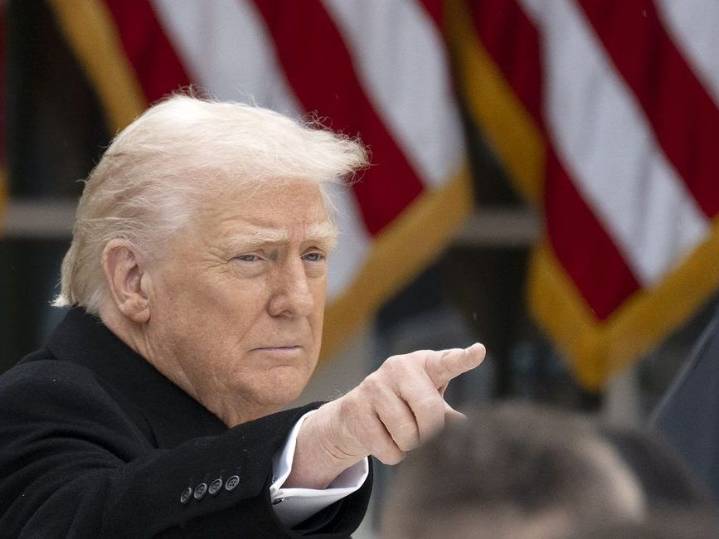 Trump says airlines should consider Venezuelan airspace closed