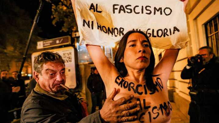 La Policía detiene al presunto agresor de dos activistas de Femen en un acto por Franco