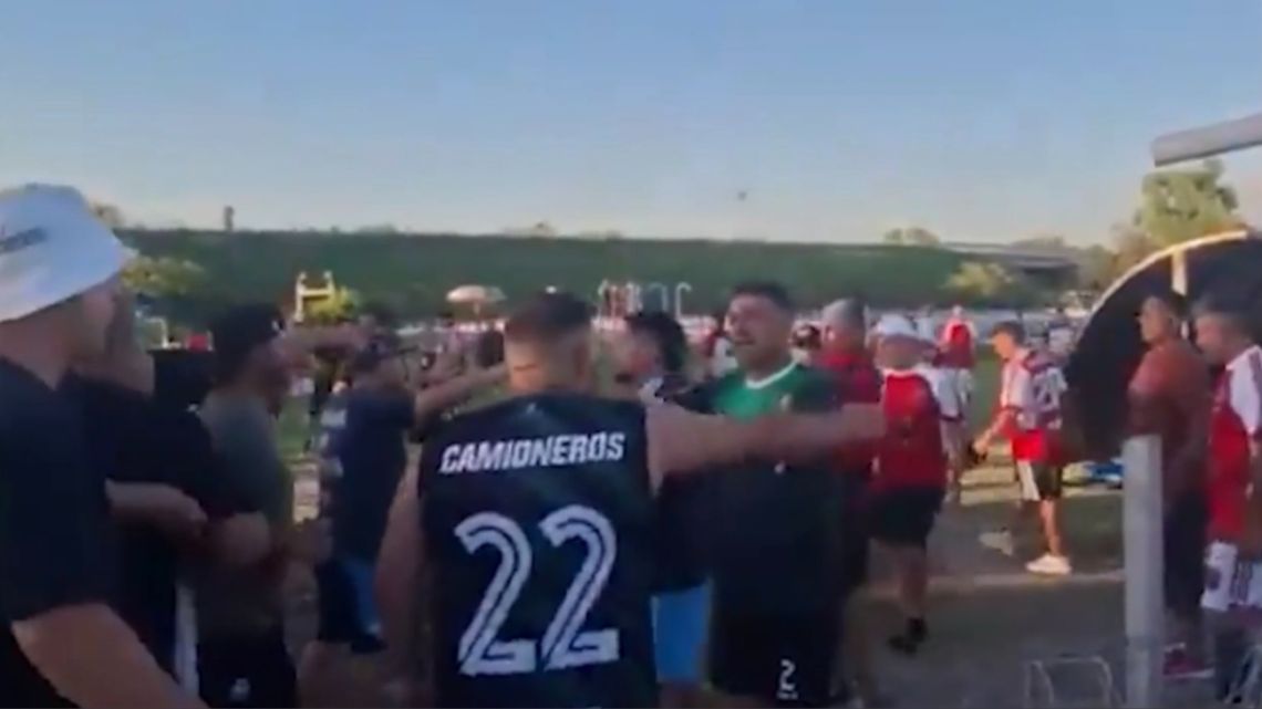 Dos facciones de Camioneros se enfrentaron a los golpes en un torneo de fútbol