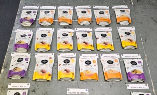 Hasta las manos: abordó un avión en Ezeiza con 20 paquetes de granola pero 18 contenían cocaína