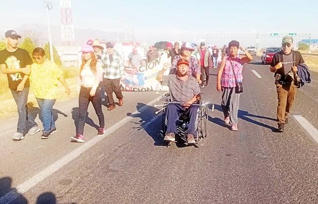 También marchan esposas y familiares