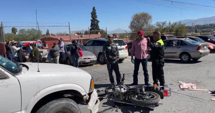 Lesiona pierna a motociclista tras embestirlo