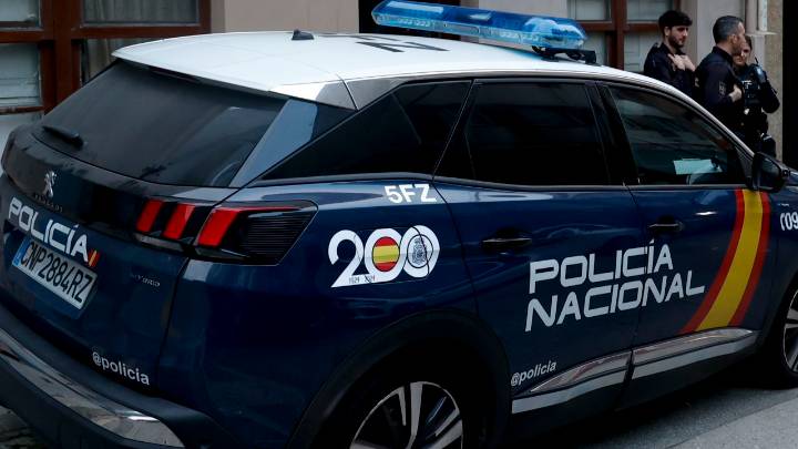 Tiraban billetes al suelo para robar en los cajeros a personas mayores: así actuaba esta banda detenida en Langreo