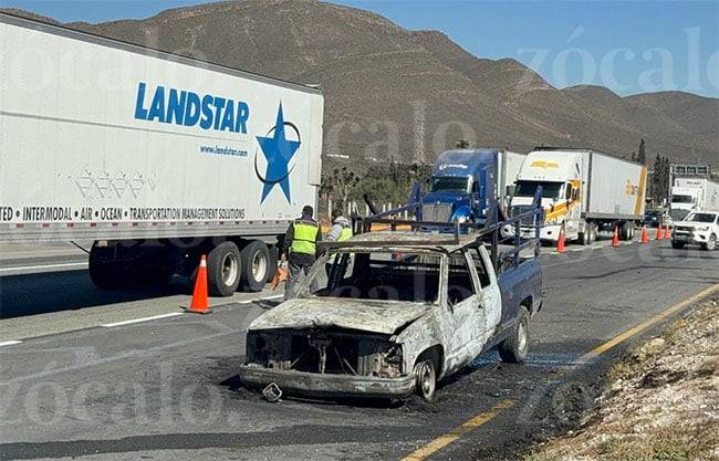 Se incendia camioneta sobre la Monterrey-Saltillo y propietario la abandona
