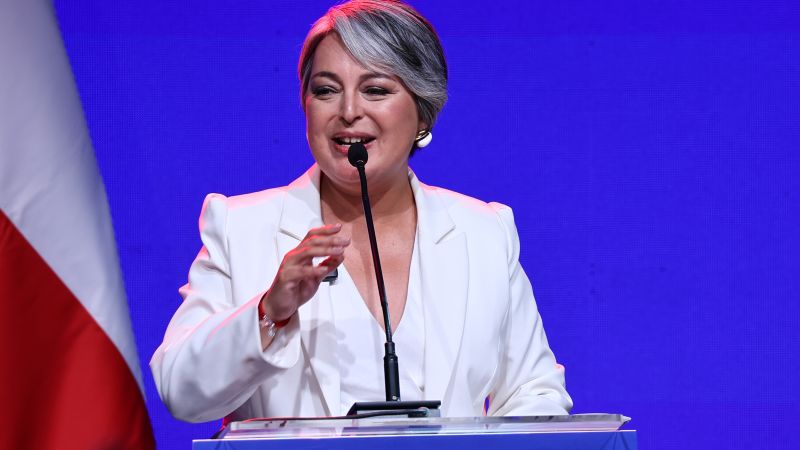 Jeannette Jara celebra con sus amigos de la infancia el paso a la segunda vuelta electoral en Chile