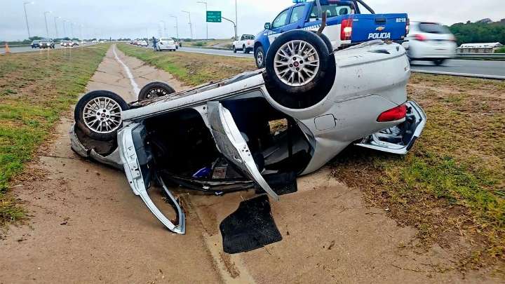 Córdoba: un auto de Uber se despistó en la Circunvalación y terminó en el cantero central