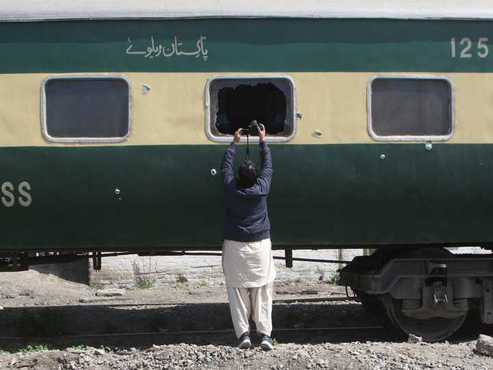 Pakistan halts Jaffar Express amid terror threats
